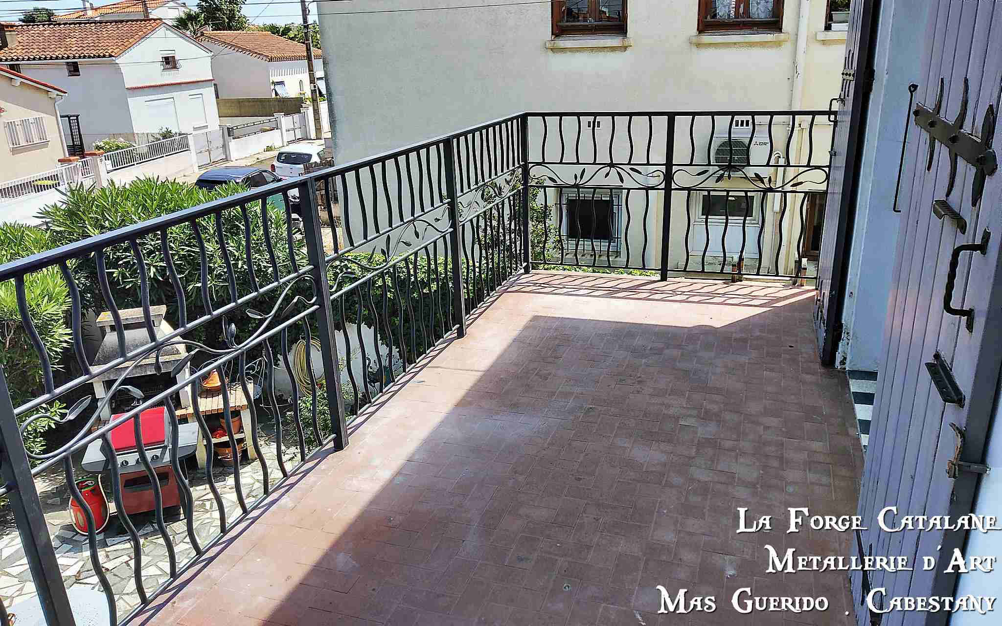 garde corps sur balcon frise olivier barreaudage tordu forge catalane.jpg